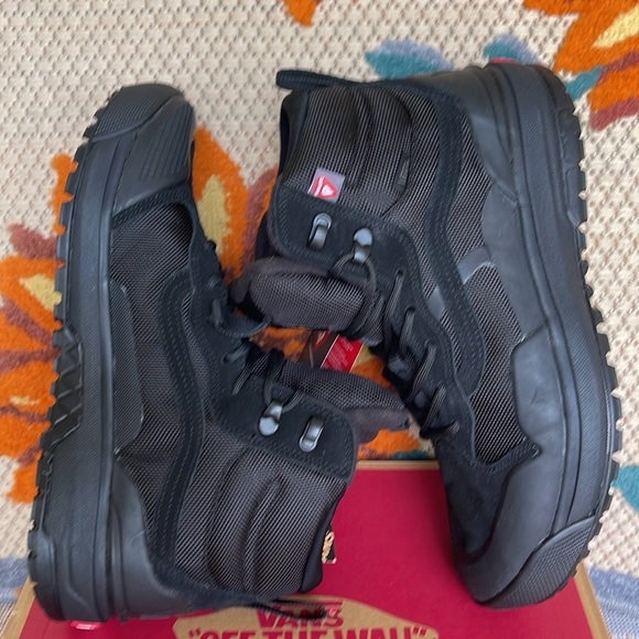 Vans WMNS Ultrarange Exo
Black/Black
VN0A4BVSBKA
Boots Sneakers - Picture 12 of 16